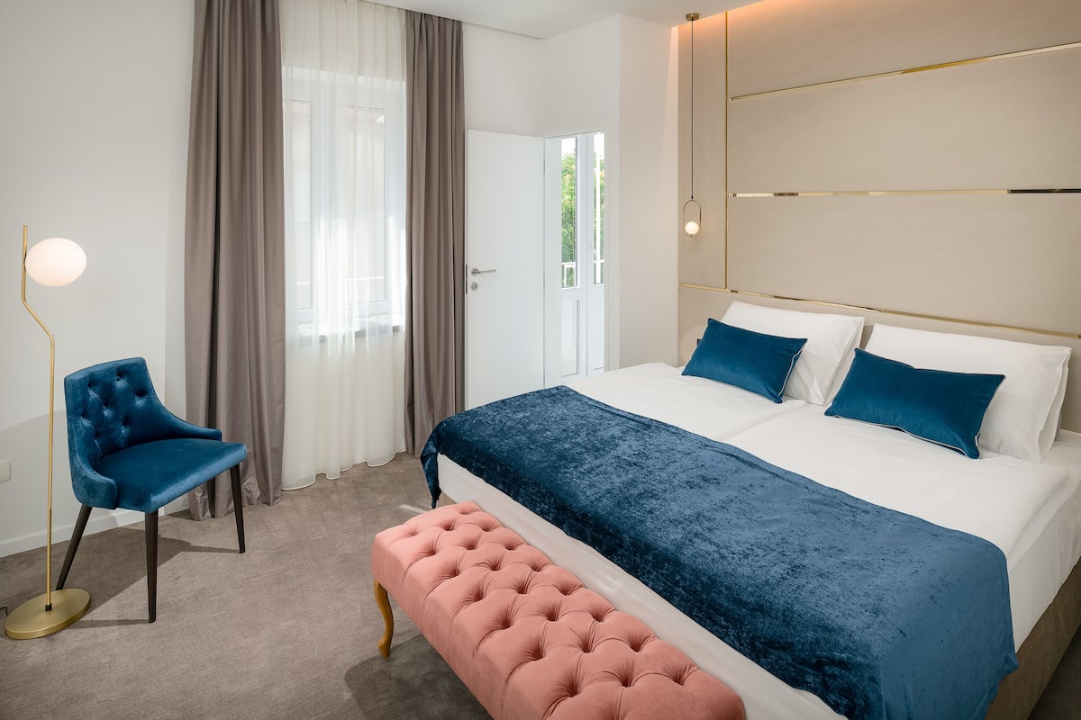Egyptian cotton sheets, premium bedding, memory-foam beds, in-room safe