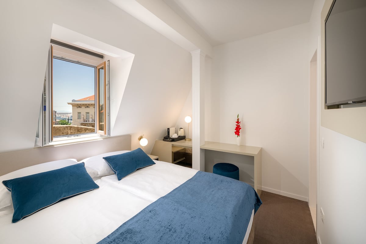 Small Double Room | 이집트산 면 시트, 고급 침구, 메모리폼 침대, 객실 내 금고