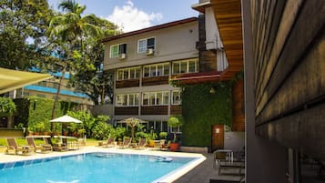 2 outdoor pools