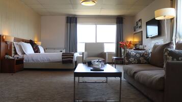Executive Suite | Premium bedding, down duvets, pillow-top beds, in-room safe
