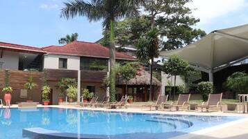 2 outdoor pools