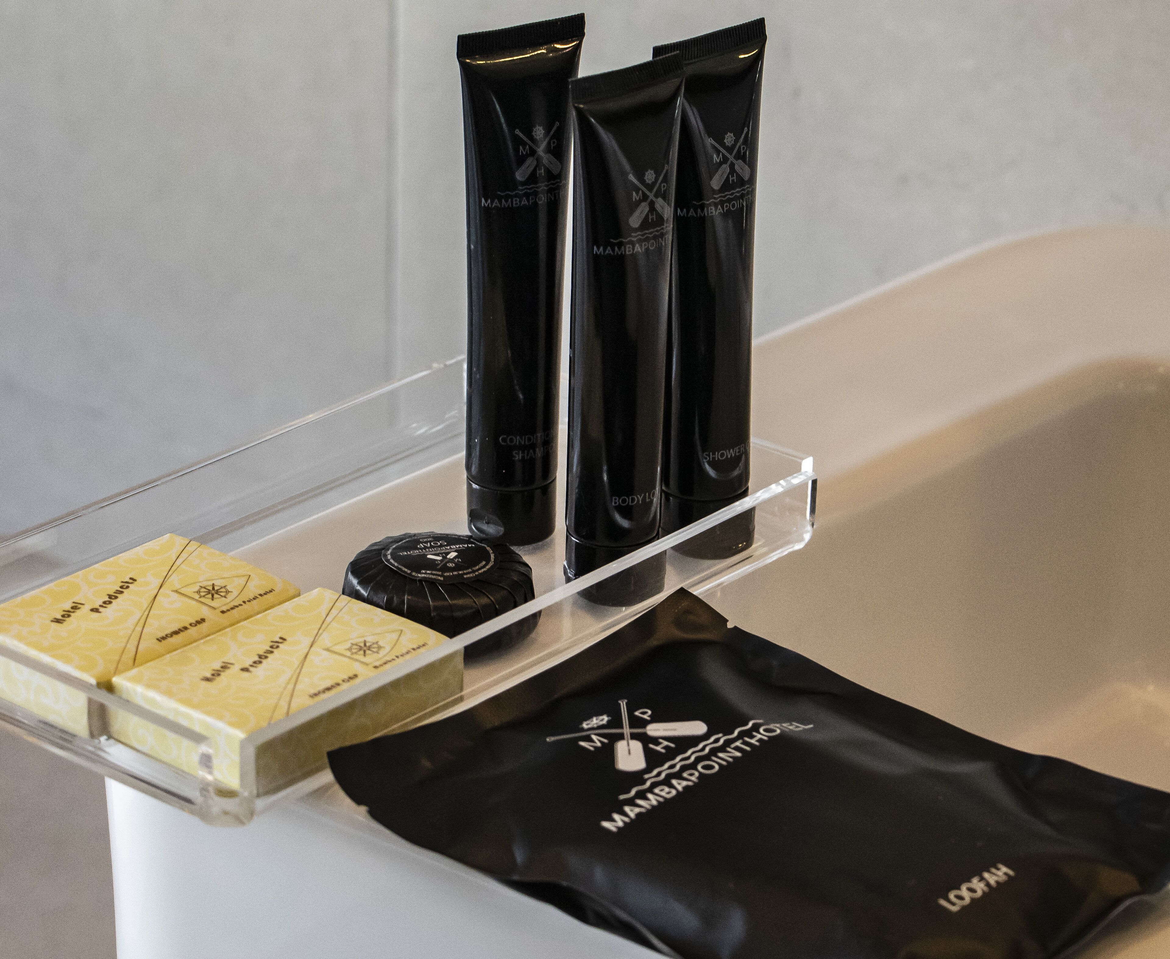 separate bathtub and shower, hydromassage showerhead, free toiletries