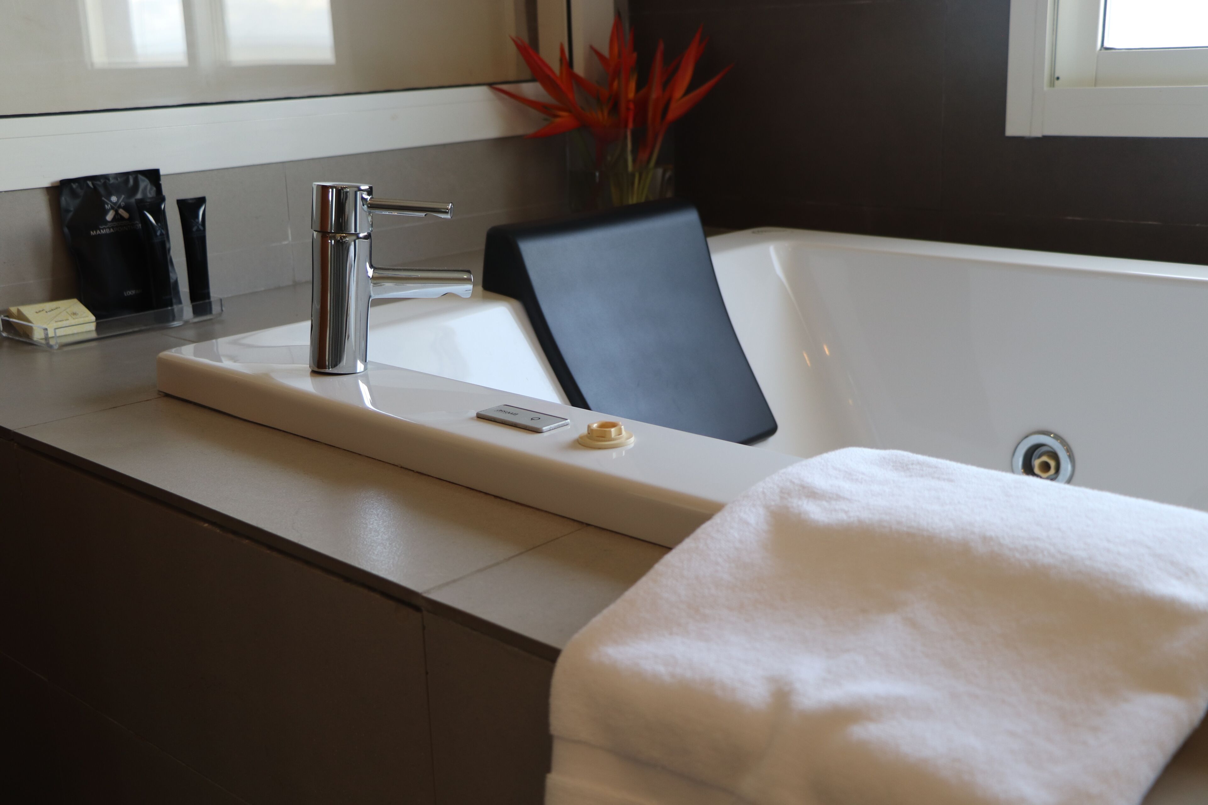 executive suite | bathroom | separate bathtub and shower, hydromassage showerhead, free toiletries