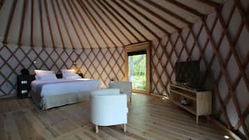 Suite | Tirai kedap cahaya, setrika/meja setrika, dan seprai linen