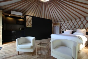 Suite | Blendingsgardiner, strykejern/-brett og sengetøy
