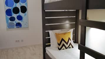 Dormitorio condiviso, per sole donne, bagno condiviso (1 Bed in 6-Bed Dorm) | Tende oscuranti, insonorizzazione, ferro/asse da stiro, Wi-Fi gratuito