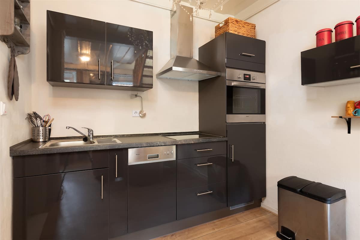 Departamento superior | Cocina privada | Horno, parrilla de estufa, cafetera y tetera y tetera eléctrica