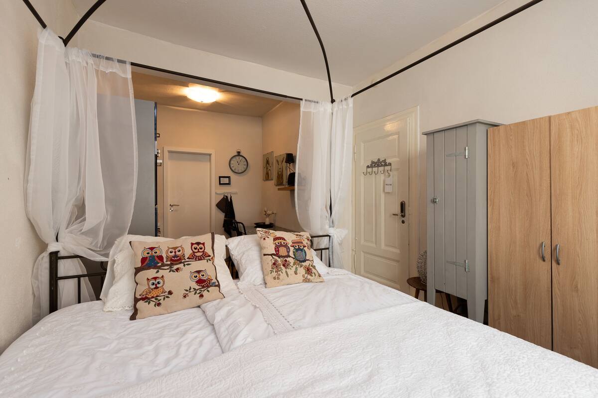 Estudio, 1 cama matrimonial | Ropa de cama de alta calidad, edredón y decoración personalizada