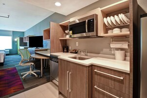 客房内保险箱、办公桌、遮光窗帘、隔音