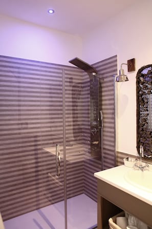 Shower, rainfall showerhead, free toiletries, hair dryer