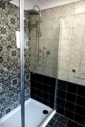 Quadruple Room | Bathroom