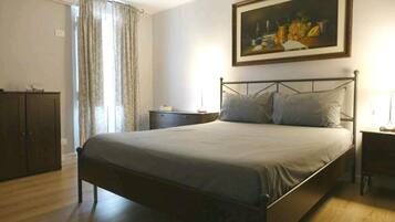 Quadruple Room | Minibar, in-room safe, desk, free cribs/infant beds