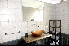 Quadruple Room | Bathroom | Shower, bidet, towels - B&B Civico 35 (Chieti)