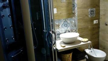 Doppelzimmer | Badezimmer | Dusche, Bidet, Handtücher