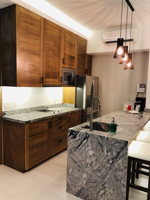 Een koelkast, een magnetron, een kookplaat