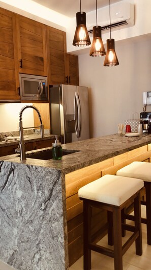 Een koelkast, een microgolfoven, een kookplaat