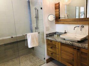 Een douche, een haardroger, handdoeken, zeep