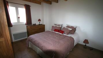 3 chambres, fer et planche à repasser, Wi-Fi, draps fournis