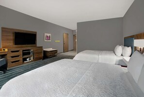 Habitación, 2 camas Queen size, con acceso para personas discapacitadas (Hearing) | Ropa de cama de alta calidad y escritorio 