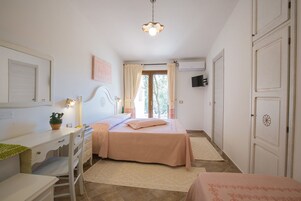 Minibar, caja de seguridad en la habitación y escritorio