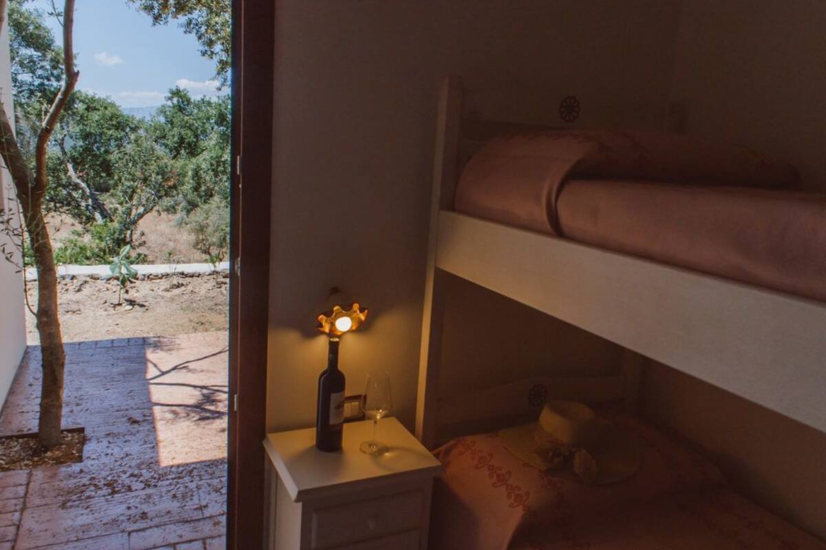 Fyrbäddsrum | Minibar, värdeförvaringsskåp på rummet, skrivbord och ljudisolering