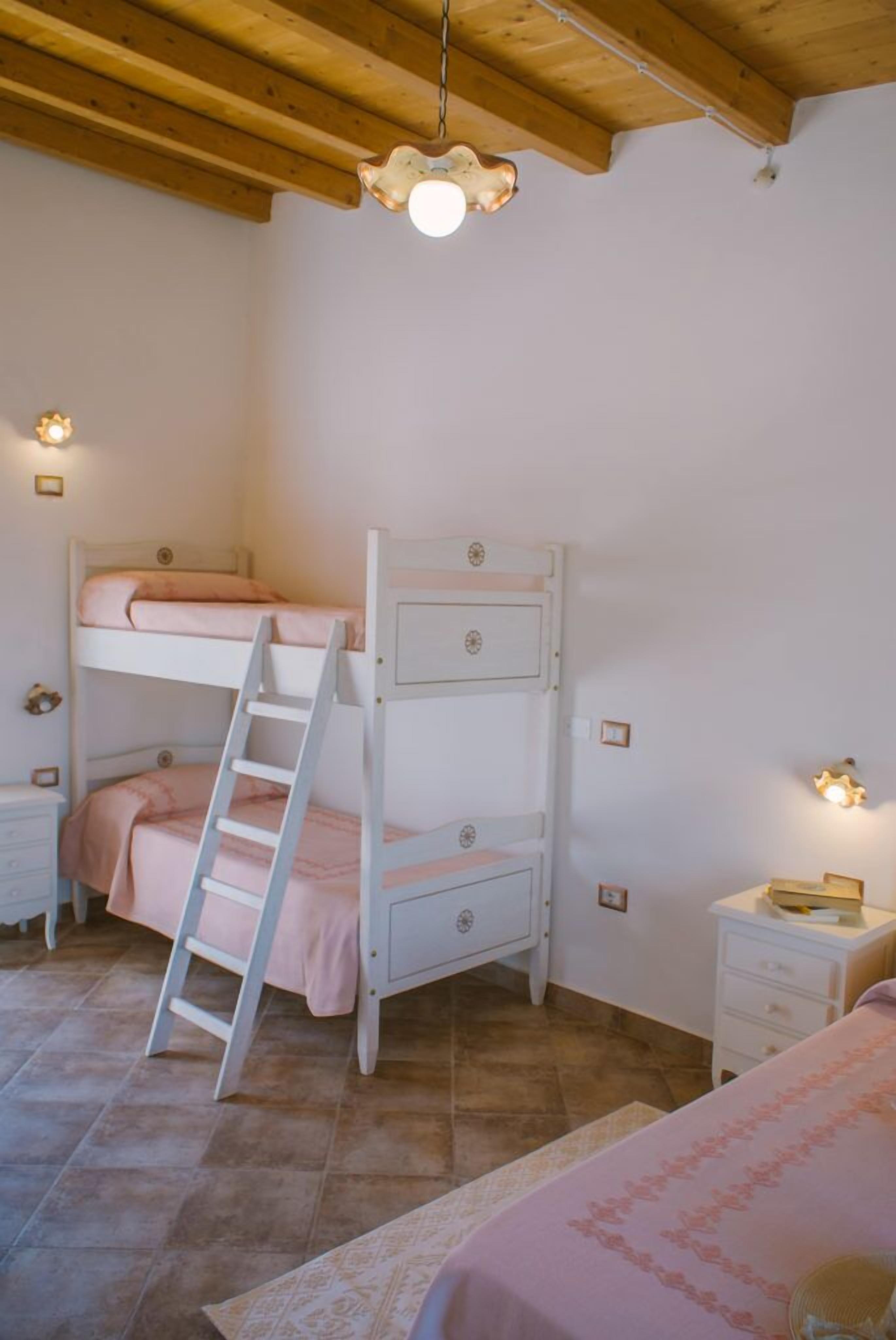 Minibar, caja de seguridad en la habitación y escritorio 