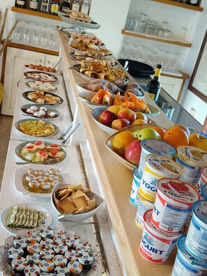 Breakfast, lunch, dinner served; local cuisine - Hotel Barbagia (Dorgali)