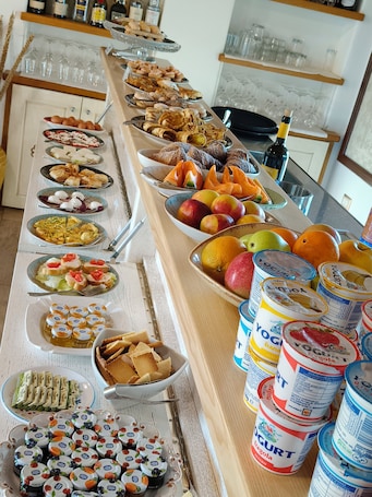 Se sirven desayunos, almuerzos y cenas; cocina local. Hotel Barbagia