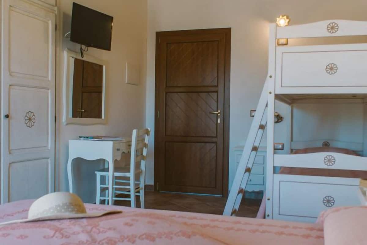 Fyrbäddsrum | Minibar, värdeförvaringsskåp på rummet, skrivbord och ljudisolering