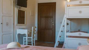 Kamar Quadruple | Minibar, brankas, meja kerja, dan kedap suara