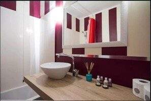Apartment, 1 Bedroom | Bathroom | Combined shower/tub, free toiletries, hair dryer, towels - Heart Milan Apartments Porta Nuova (Milan)
