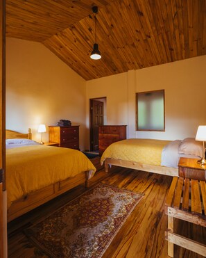 Deluxe-Doppelzimmer, 2 Doppelbetten, Bergblick | Hochwertige Bettwaren, Verdunkelungsvorhänge, kostenloses WLAN