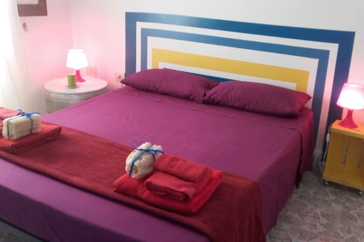 Habitación doble | Decoración personalizada, muebles diferentes y wifi gratis