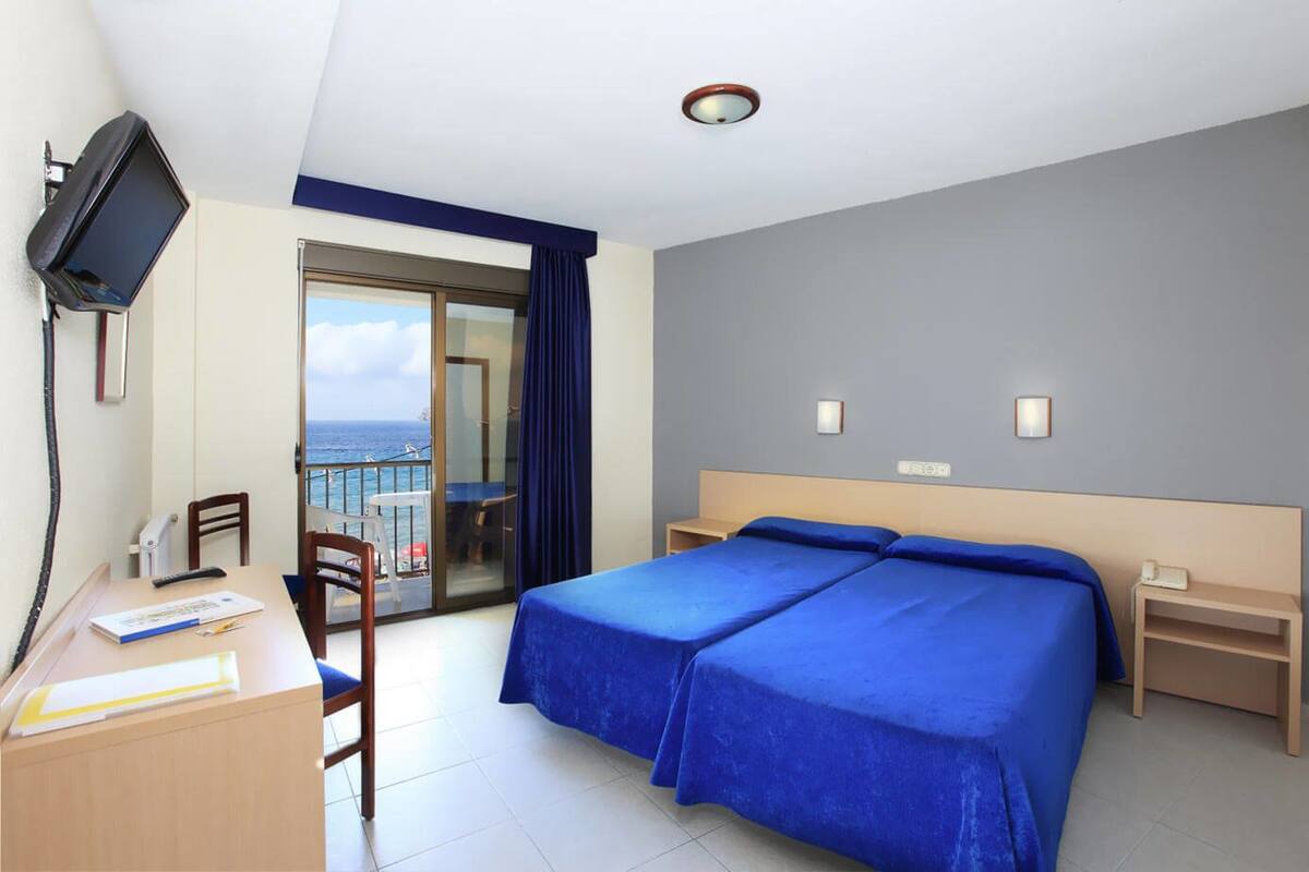 Caixa forta a l'habitació i escriptori