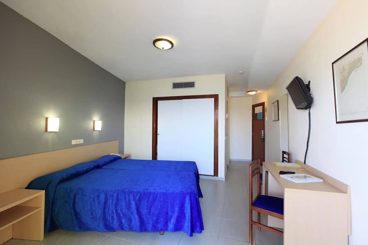 Caixa forta a l'habitació i escriptori