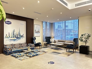 Lobby - Hampton by Hilton Dubai Al Barsha (Dubai)