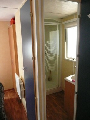 Comfort Mobile Home, Multiple Beds, Terrace, Garden View | Bathroom shower - Camping Baradis (Commensacq)
