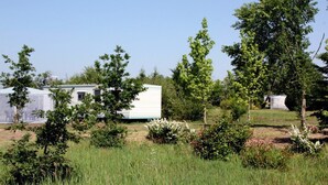 舒適流動式房屋, 多張床, 露台, 花園景 | 客房景觀