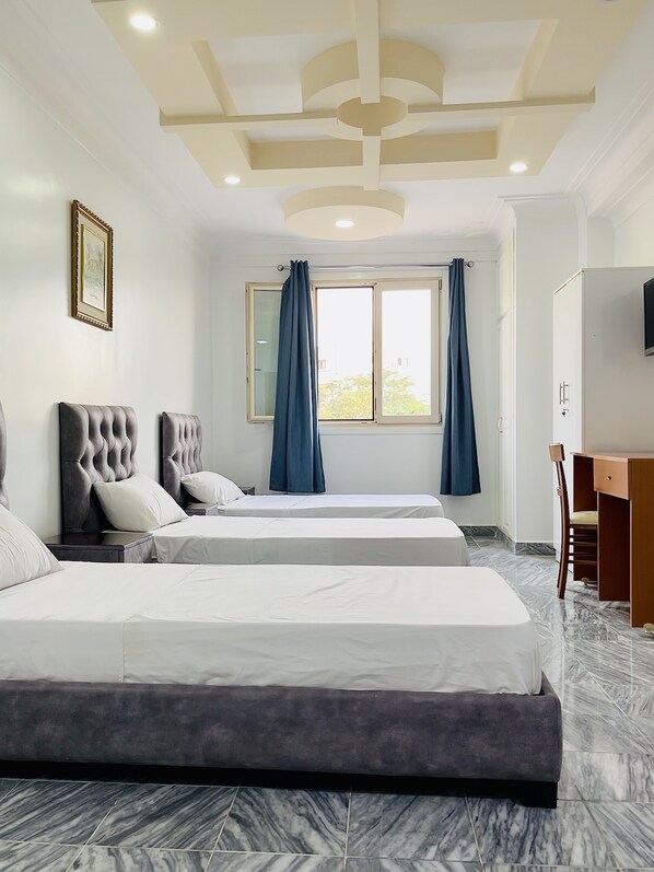 Minibar, escritorio y espacio para trabajar con laptop