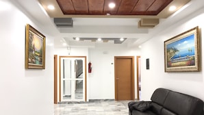 Lobby sitting area - Hostel light (Algiers)