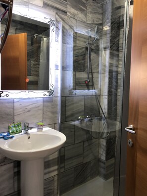 Shower, rainfall showerhead, towels, soap - Hostel light (Algiers)