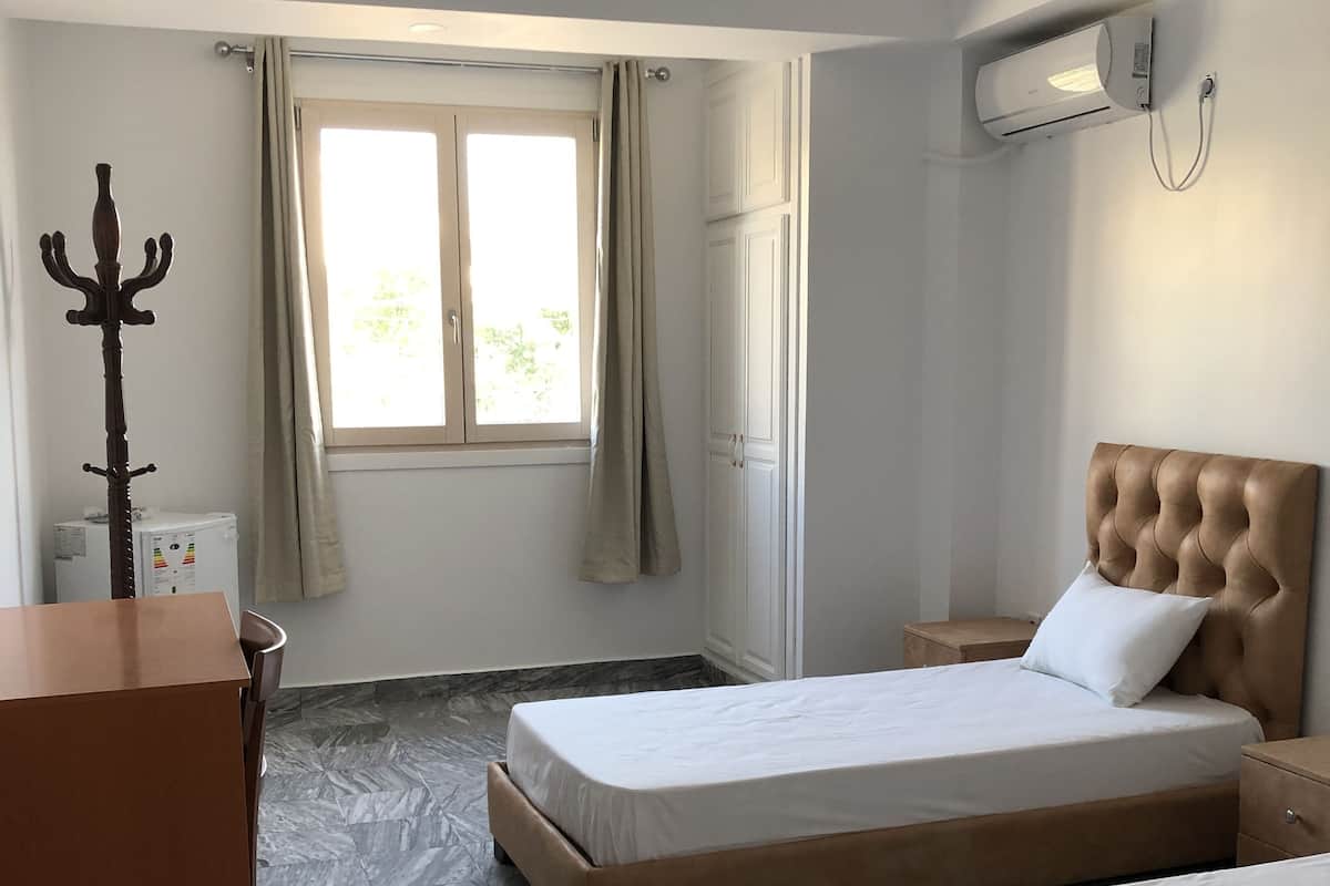 Classic Twin Room | Minibar, desk, laptop workspace, blackout drapes