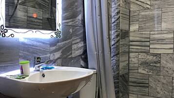 Buồng tắm vòi sen, vòi sen phun mưa, khăn tắm, xà phòng