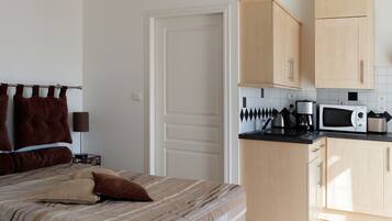 Studio | WiFi (free), bed sheets