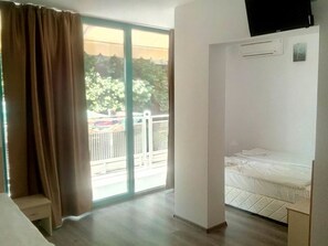 In-room safe, iron/ironing board, rollaway beds, WiFi - Largo (Sunny Beach)