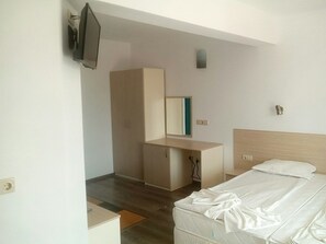 Habitación estándar con 1 cama matrimonial o 2 individuales | Caja de seguridad en la habitación y tabla de planchar con plancha 