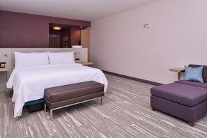 Deluxe Room, 1 King Bed | Living area