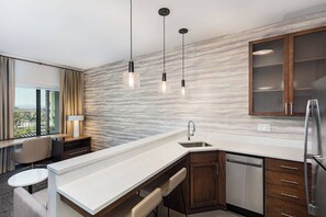 สตูดิโอ, เตียงคิงไซส์ 1 เตียง และโซฟาเบด | ครัวส่วนตัว | ตู้เย็น, ไมโครเวฟ, เตาอบ, เตาประกอบอาหาร