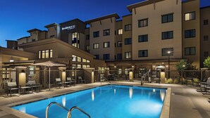 Un hôtel doté d’une piscine, d’un espace extérieur aménagé et arborant le logo Marriott.