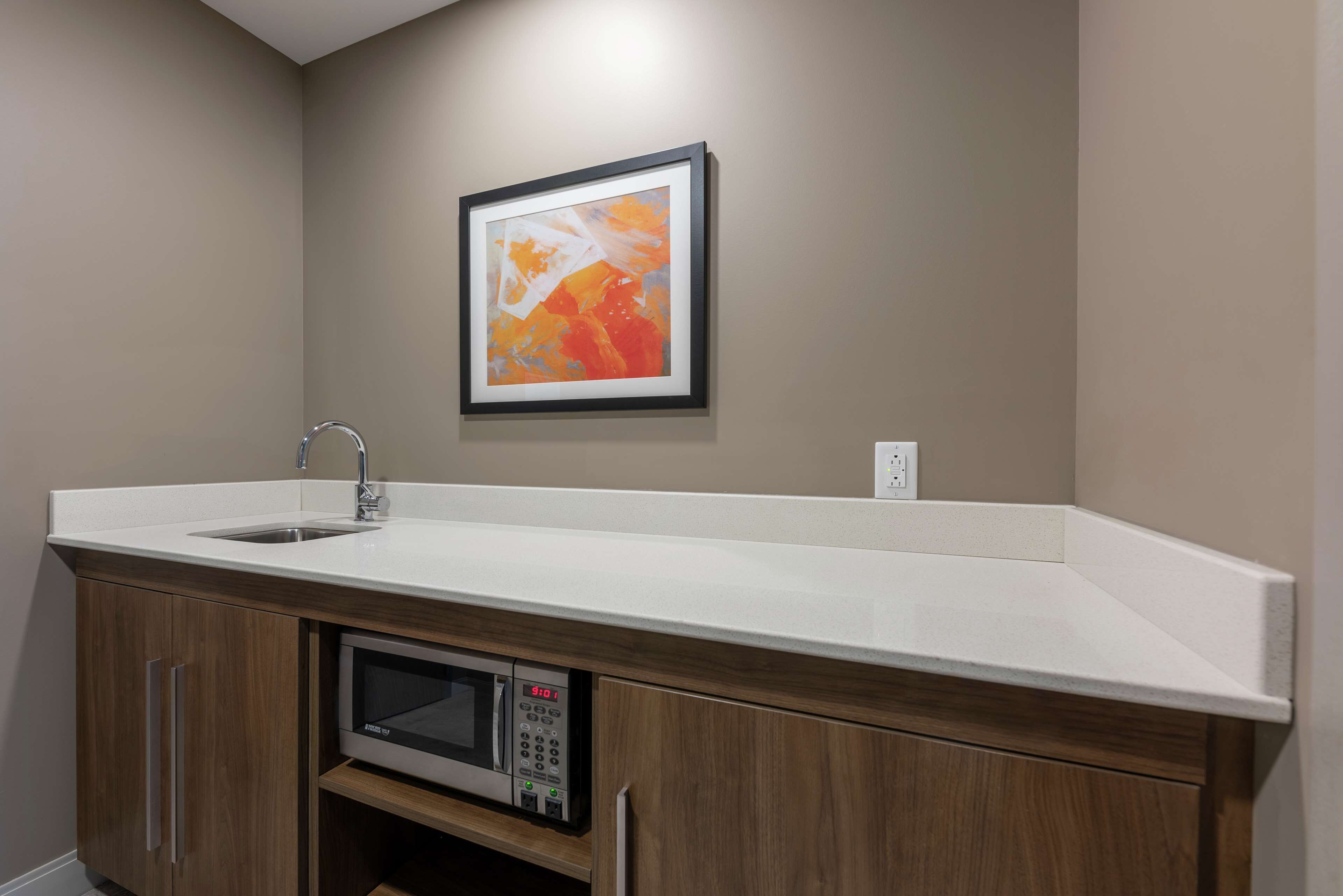 studio suite, 2 queen beds | minibar